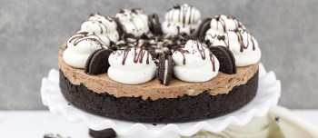 No-Bake Chocolate Oreo Cheesecake on a cake stand
